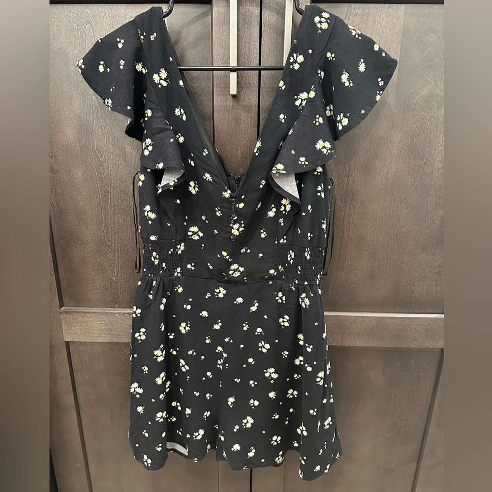 Francesca’s Mi Ami Floral Black Romper Medium